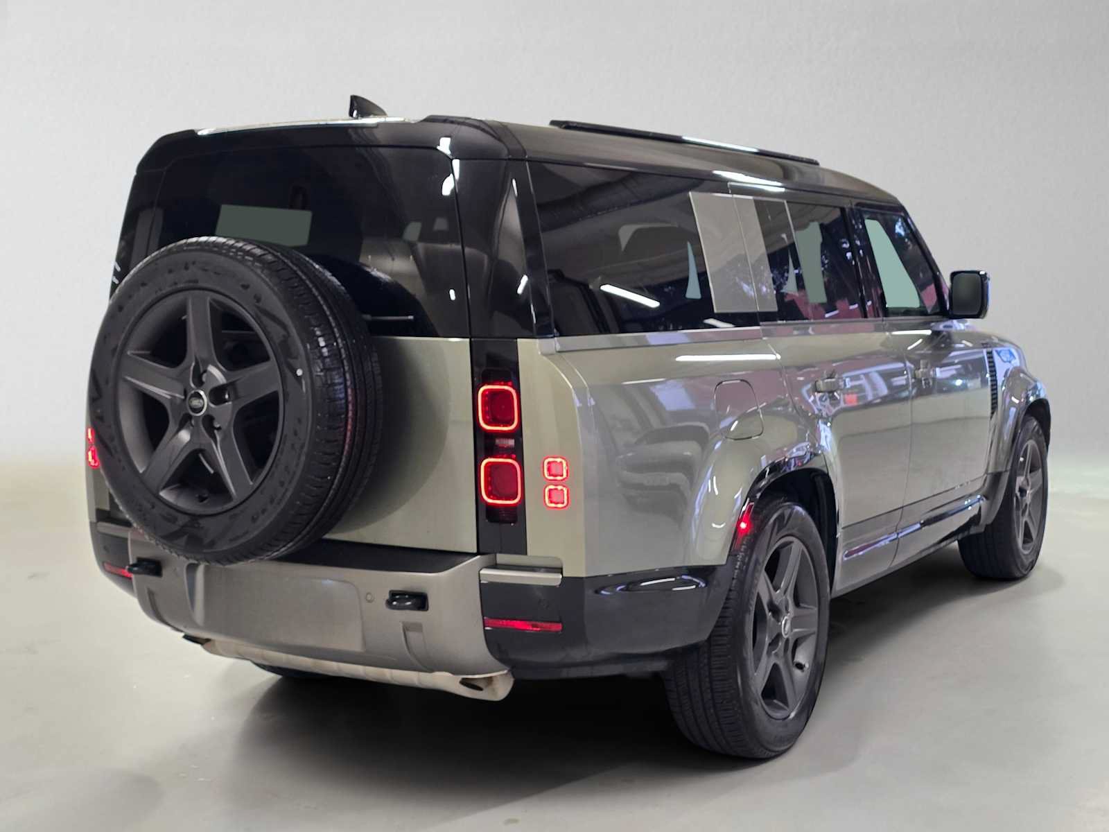 Used 2025 Land Rover Defender 130 X-Dynamic SE AWD/4WD image 5