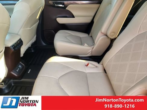 Used 2022 Toyota Highlander Platinum AWD/4WD image 30