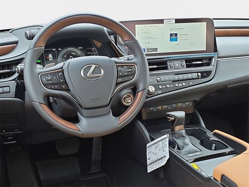 New 2025 Lexus ES 300h w/ Luxury Package image 16