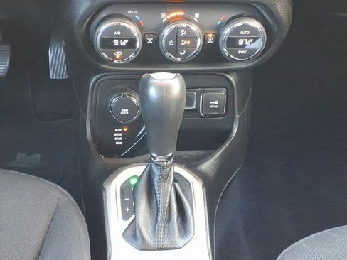 Used 2015 Jeep Renegade Latitude w/ Popular Equipment Group image 7