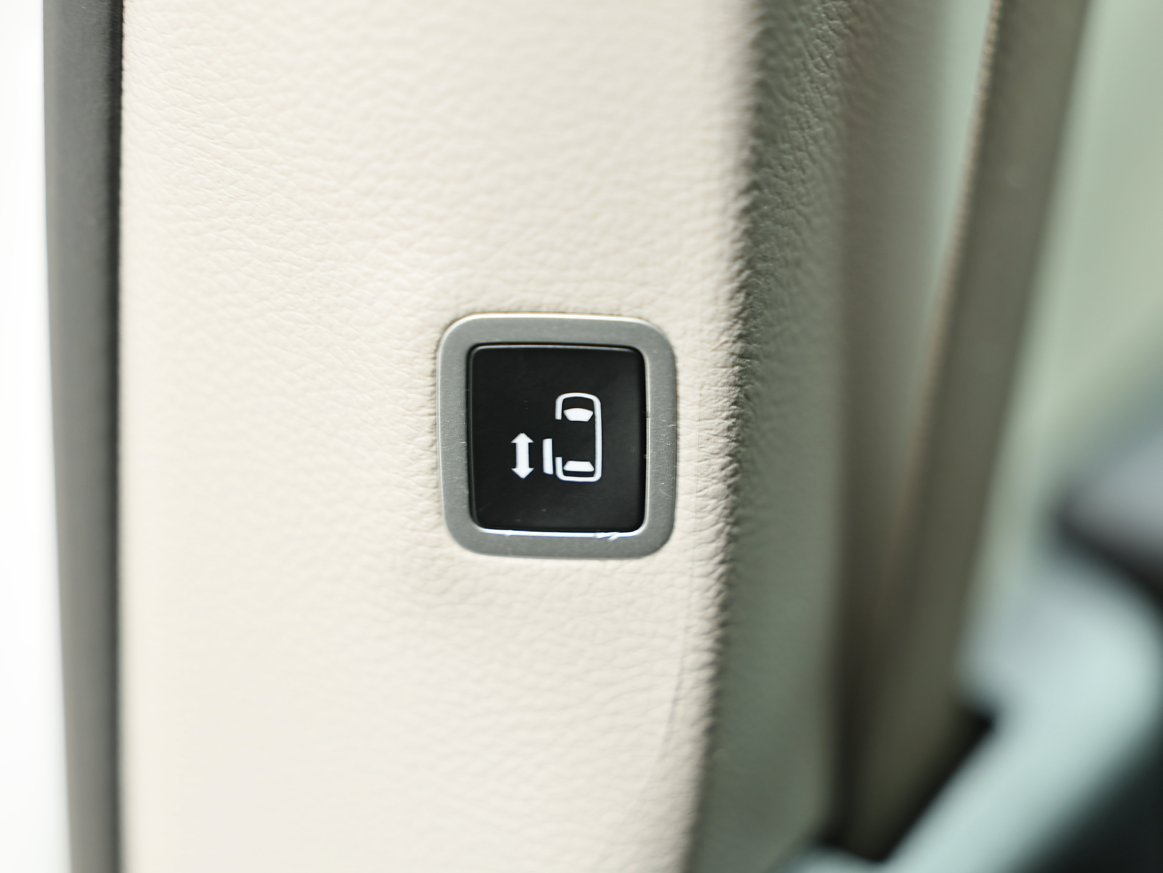 Used 2024 Chrysler Voyager LX FWD image 23