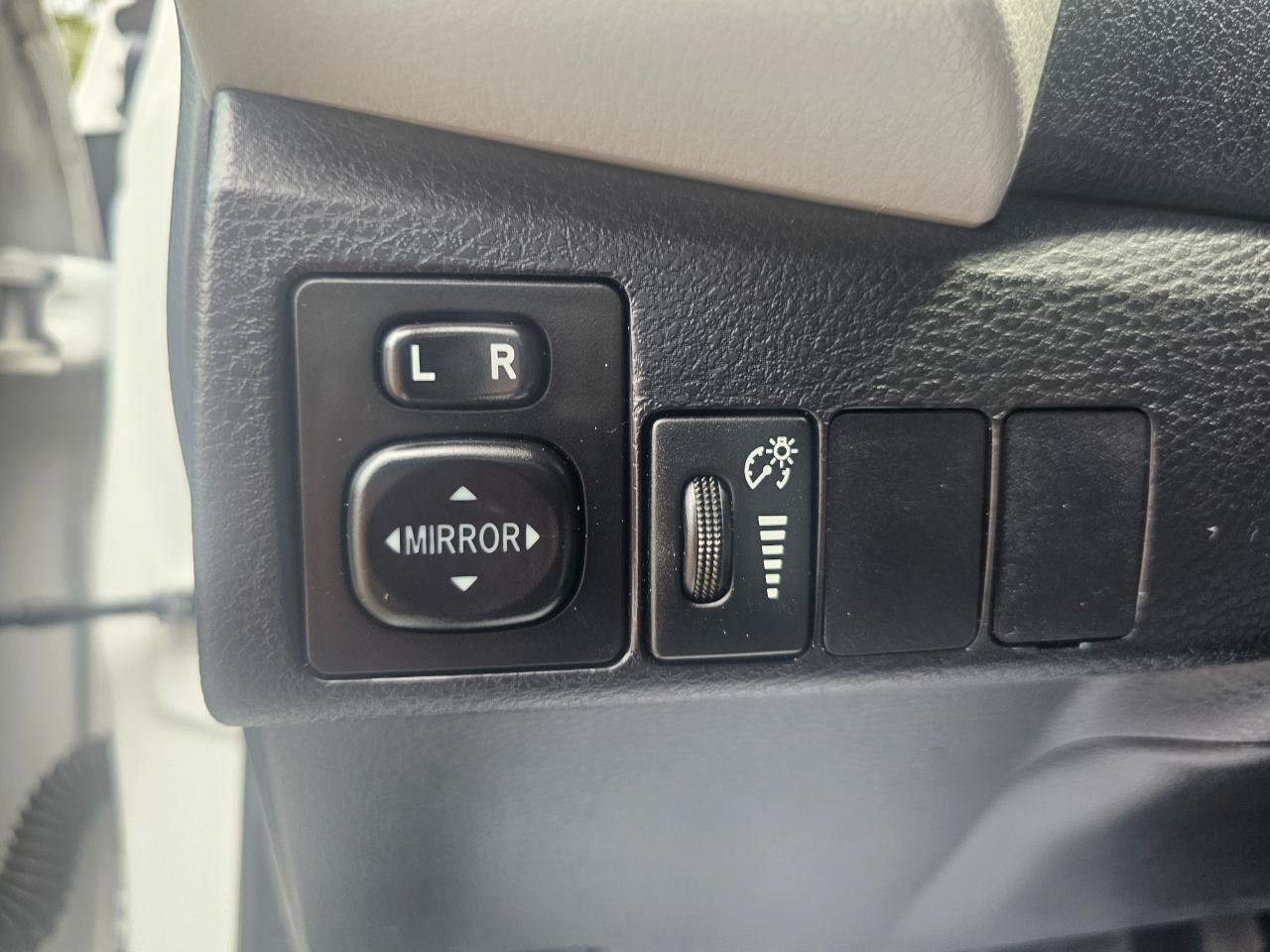Used 2015 Toyota Corolla LE FWD image 29