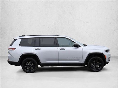 Used 2025 Jeep Grand Cherokee L Limited w/ Luxury Tech Group II AWD/4WD image 4