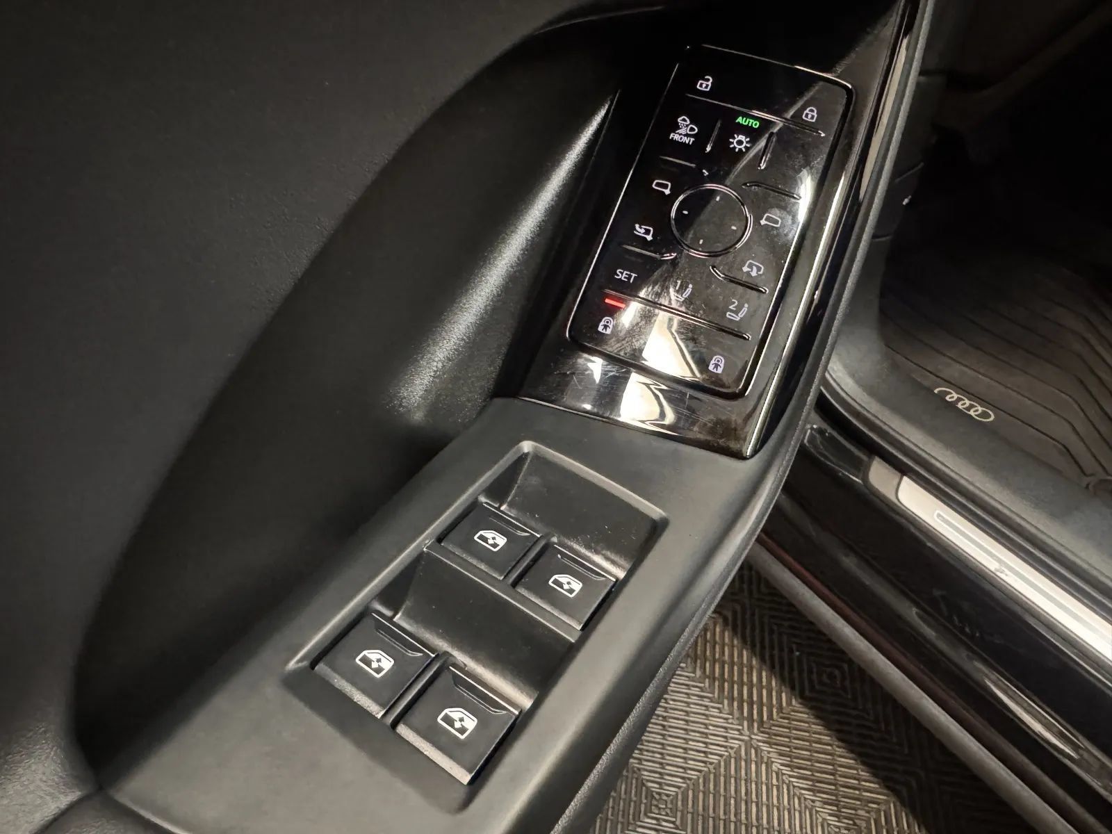 Used 2025 Audi Q6 e-tron Prestige w/ 20" Wheel Package AWD/4WD image 24