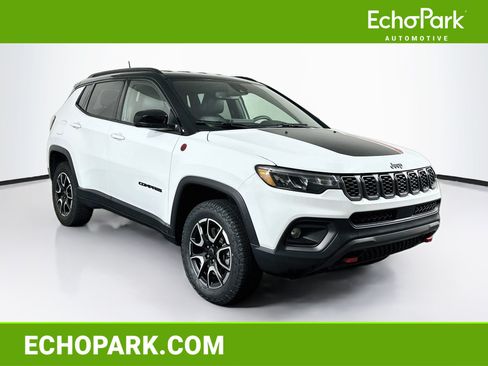 Used 2025 Jeep Compass Trailhawk AWD/4WD image 1