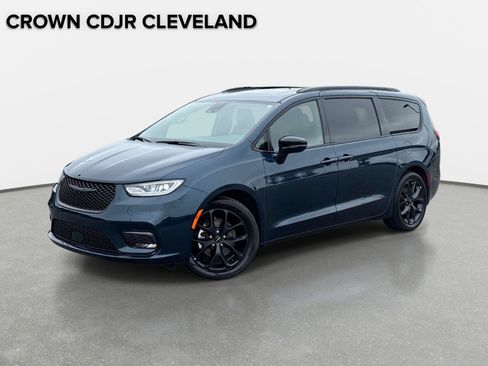 Used 2025 Chrysler Pacifica Limited FWD image 1