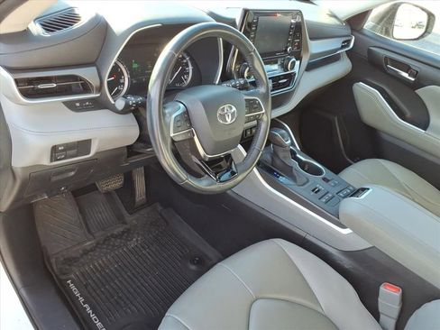 Used 2020 Toyota Highlander XLE image 6