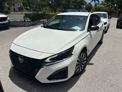 Used 2025 Nissan Altima 2.5 SV FWD image 16