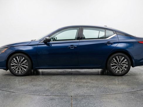 Used 2025 Nissan Altima 2.5 SV image 5