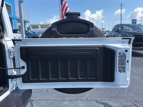 Used 2025 Jeep Wrangler Unlimited Sahara AWD/4WD image 10