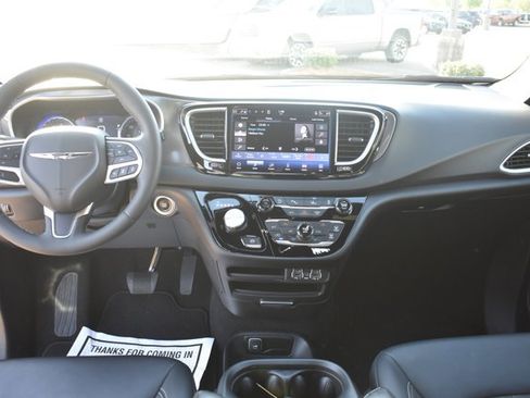 Used 2025 Chrysler Pacifica Select FWD image 19