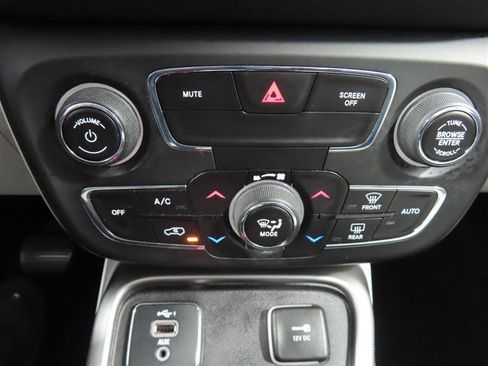 Used 2019 Jeep Compass Latitude image 22