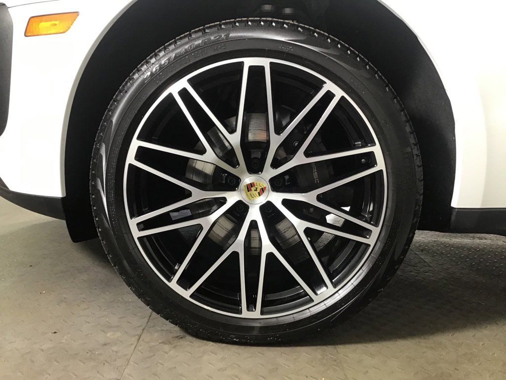Certified 2026 Porsche Macan AWD/4WD image 11