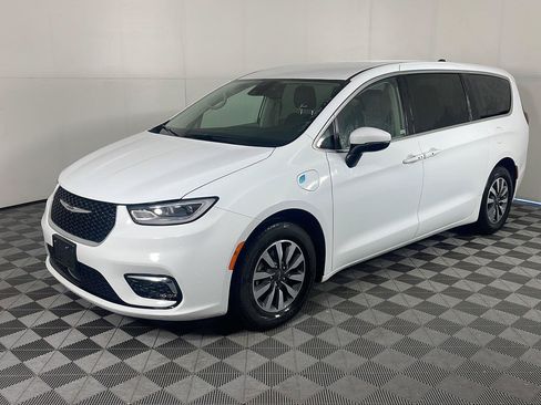 Used 2023 Chrysler Pacifica Touring-L FWD image 1