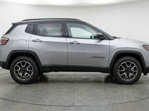 Used 2025 Jeep Compass Trailhawk AWD/4WD image 11