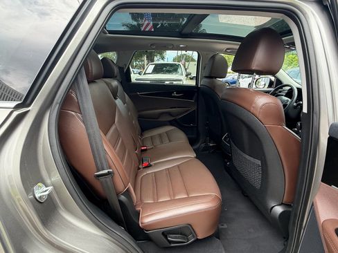 Used 2019 Kia Sorento SX w/ SX Touring Package FWD image 17
