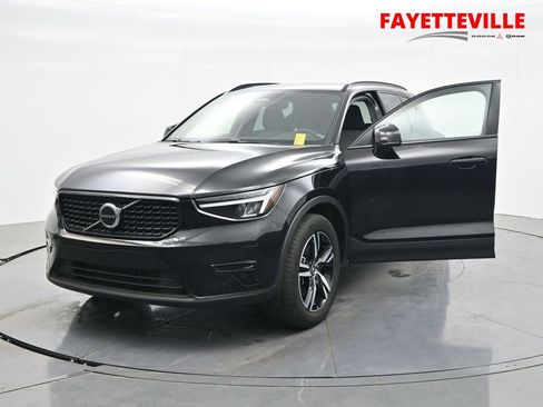 Used 2024 Volvo XC40 B5 Core image 1