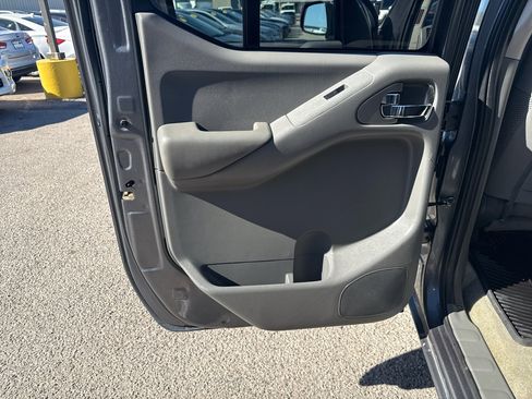 Used 2018 Nissan Frontier SV image 14