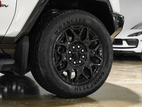 Used 2025 GMC Hummer EV 2X w/ LPO, Sport Package AWD/4WD image 70