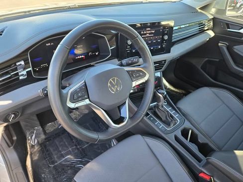Used 2025 Volkswagen Jetta SE FWD image 12