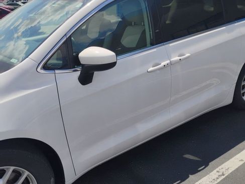 Used 2021 Chrysler Voyager Lxi FWD image 3