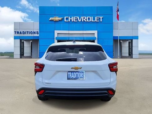New 2026 Chevrolet Trax LS w/ LS Convenience Package FWD image 8
