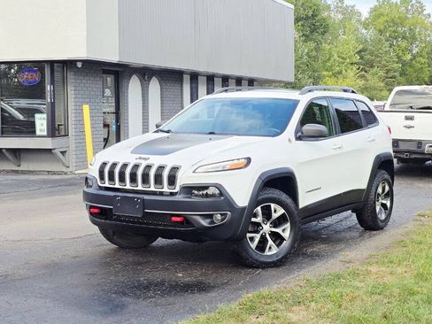 Used 2018 Jeep Cherokee Trailhawk AWD/4WD image 2