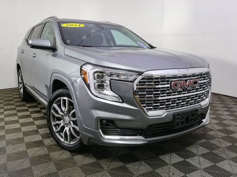 Used 2024 GMC Terrain Denali w/ Denali Premium Package AWD/4WD image 3