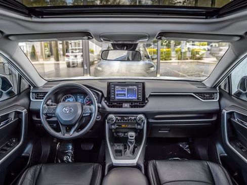 Used 2021 Toyota RAV4 XLE w/ Convenience Package FWD image 3