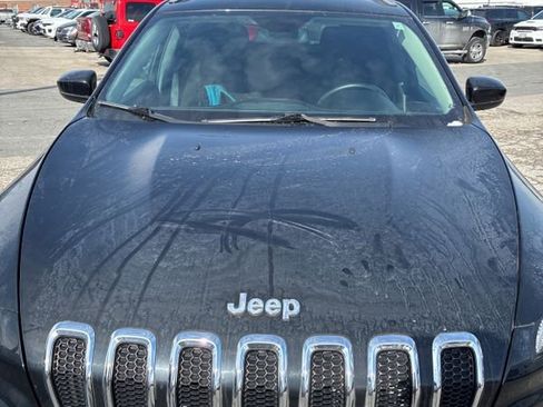 Used 2018 Jeep Cherokee Latitude w/ Cold Weather Group image 17