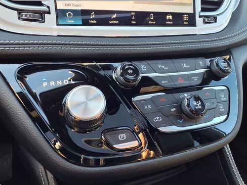 New 2026 Chrysler Pacifica Limited AWD/4WD image 9