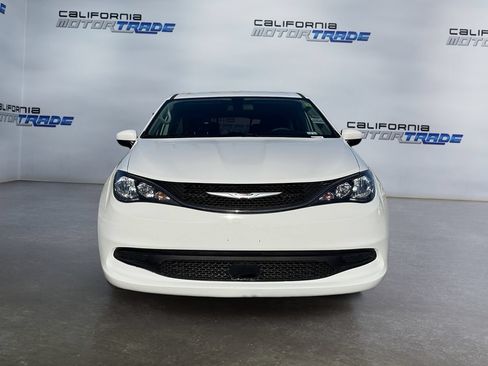 Used 2023 Chrysler Voyager LX FWD image 2