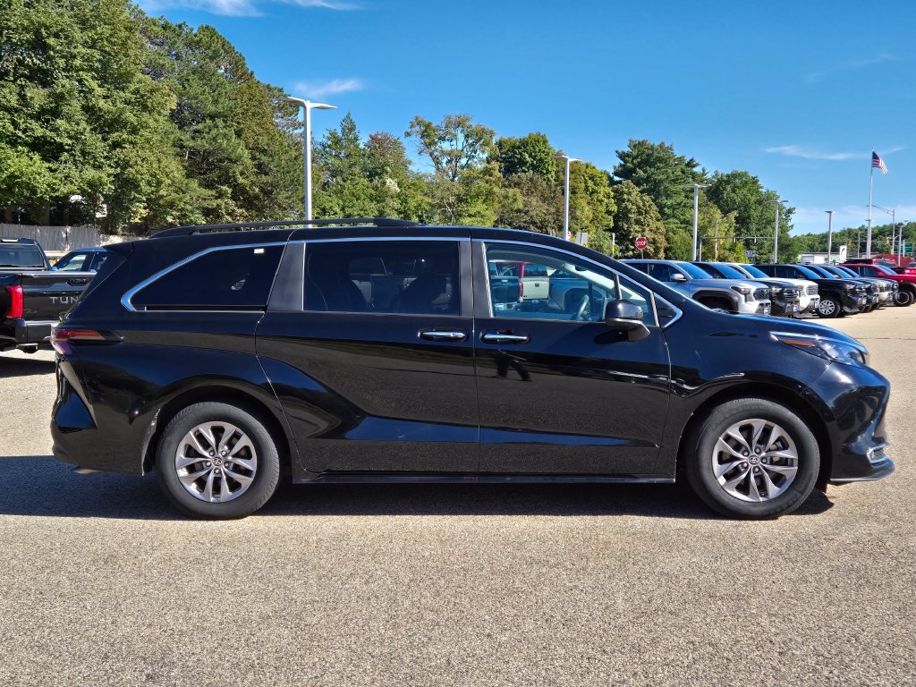 Used 2024 Toyota Sienna XLE AWD/4WD image 7