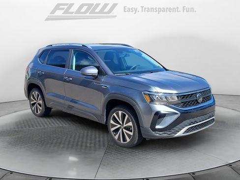 Certified 2022 Volkswagen Taos SE image 1