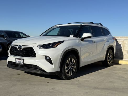 Used 2023 Toyota Highlander XLE image 7