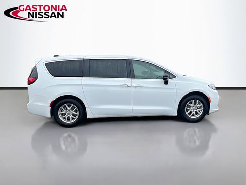 Used 2024 Chrysler Pacifica Touring image 10