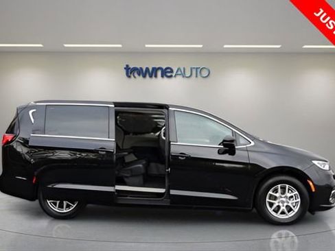 Used 2024 Chrysler Pacifica Touring-L image 7