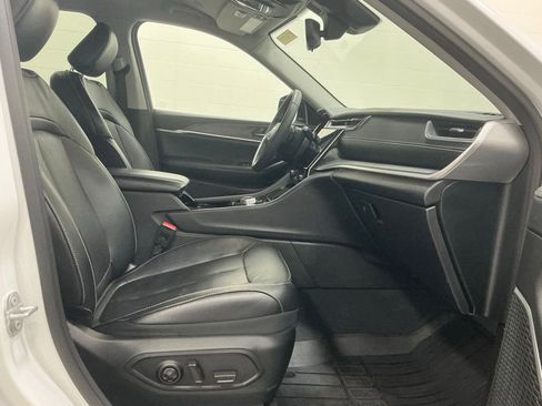 Used 2023 Jeep Grand Cherokee L Limited w/ Black Appearance Package image 28