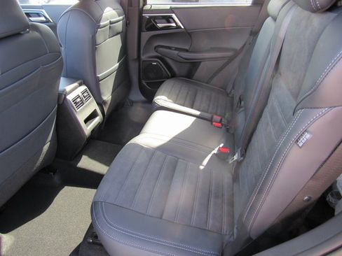 New 2025 Mitsubishi Outlander SE image 9