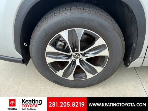 Used 2025 Toyota Highlander XLE FWD image 9
