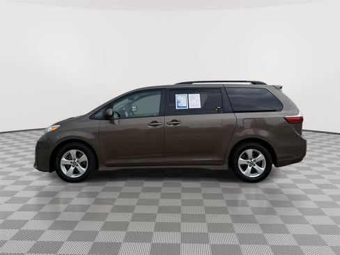 Used 2018 Toyota Sienna LE FWD image 3