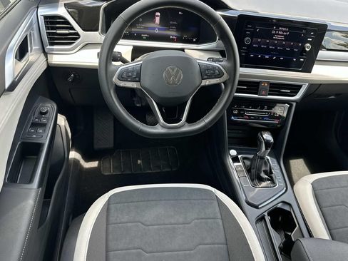 Used 2025 Volkswagen Taos SE FWD image 16