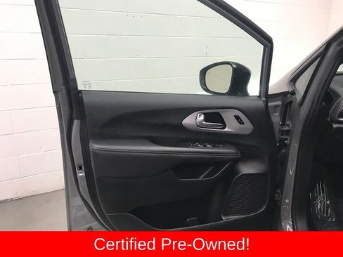 Used 2025 Chrysler Pacifica Limited image 9