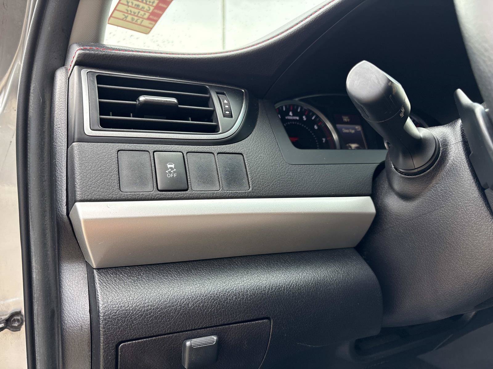 Used 2015 Toyota Camry SE w/ Moonroof Package FWD image 32