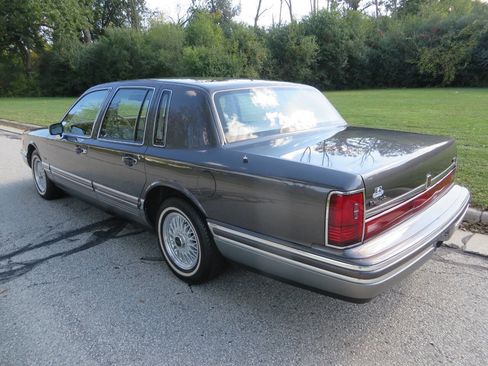 Used 1992 Lincoln Town Car Signature image 3
