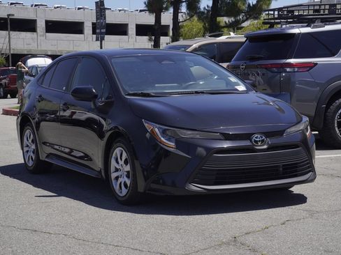 Used 2023 Toyota Corolla LE FWD image 2