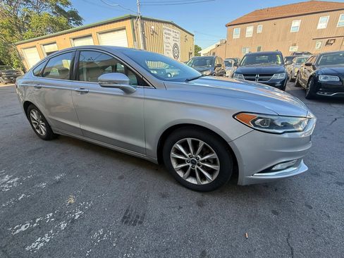 Used 2017 Ford Fusion SE FWD image 2