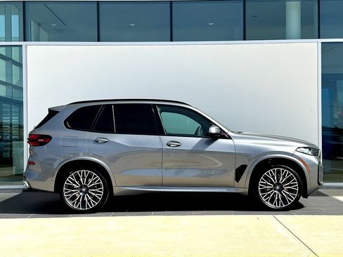 New 2026 BMW X5 xDrive40i w/ M Sport Package AWD/4WD image 3