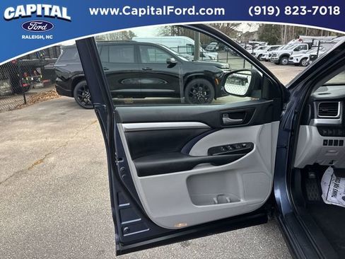 Used 2019 Toyota Highlander XLE image 18