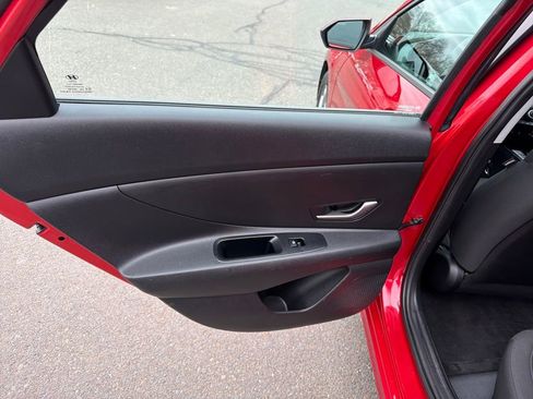 Used 2021 Hyundai Elantra SE w/ Cargo Package image 17